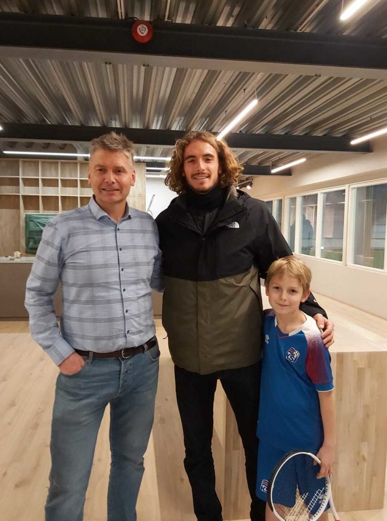 Stefanos Tsitsipas en visite à Tennishöllin avec le propriétaire Jonas et son fils Omar.